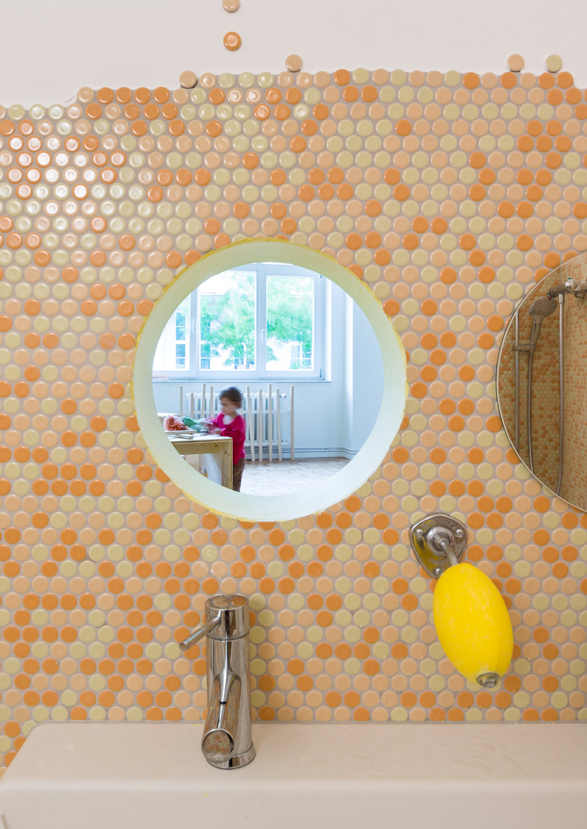 baukind | Kita Loftschloss Berlin – Durchguck berlin – Daycare Centre Loftschloss Berlin - Inside window