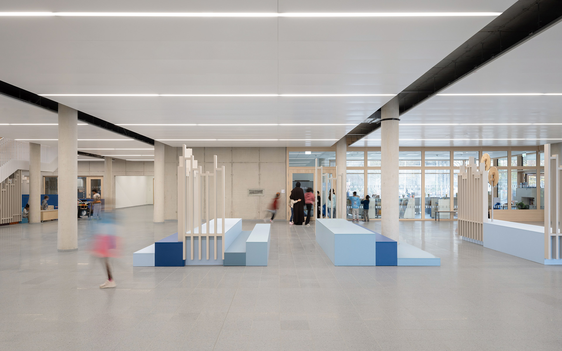 baukind | Phorms Schule Berlin – Workspace Stehtische