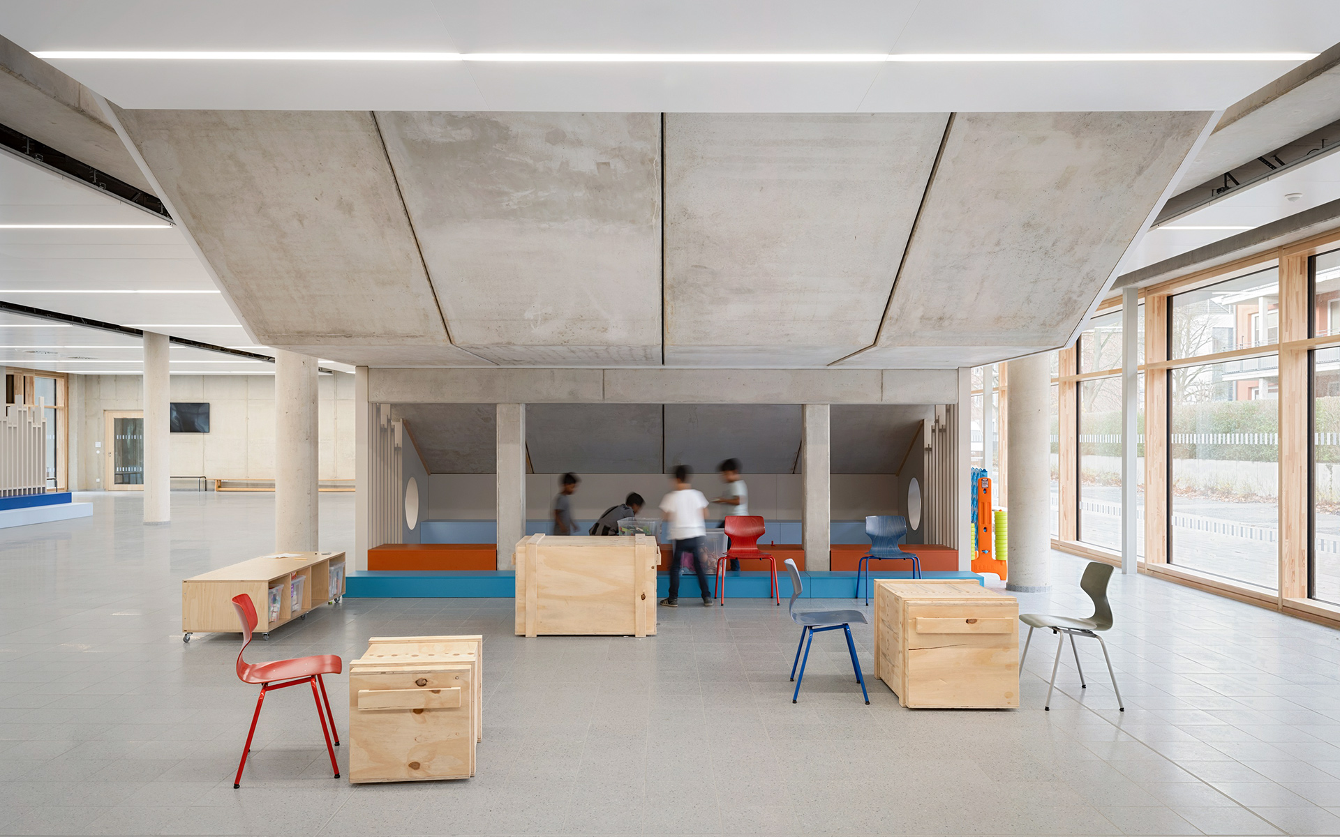 baukind | Phorms Schule Berlin – Workspace Stehtische