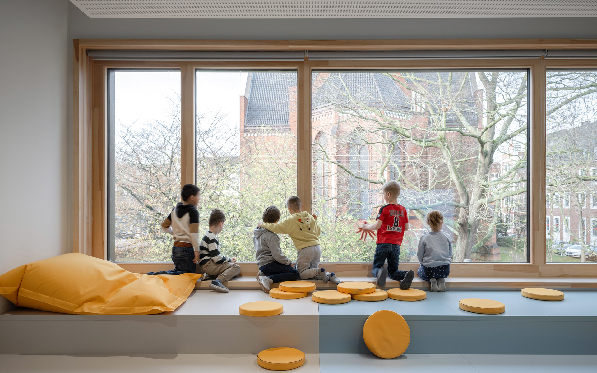 baukind | Phorms Schule Berlin – Workspace Stehtische