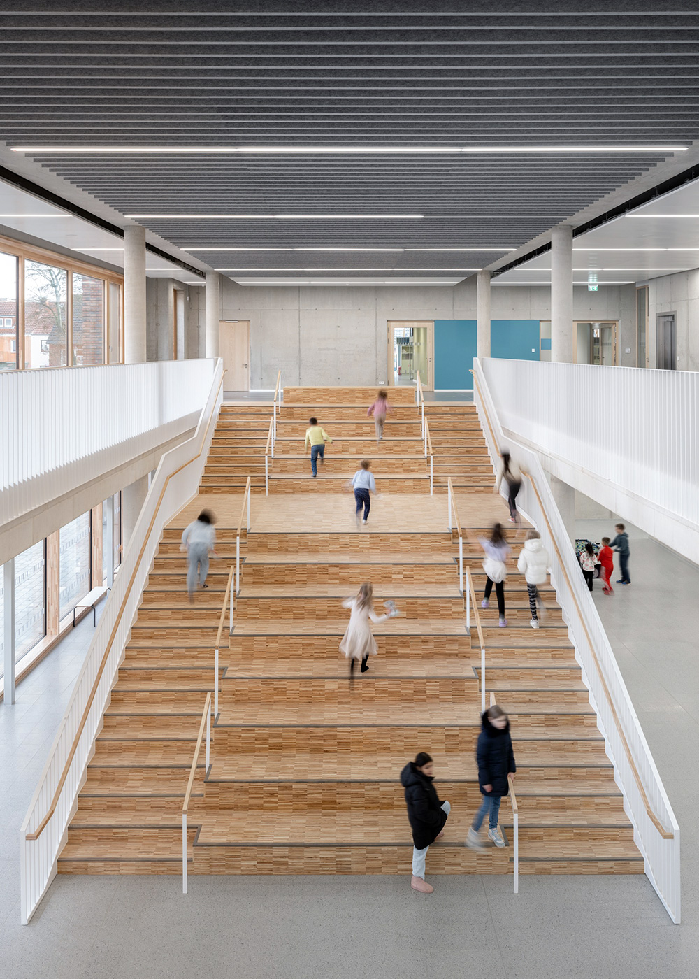 baukind | Phorms Schule Berlin – Workspace Stehtische