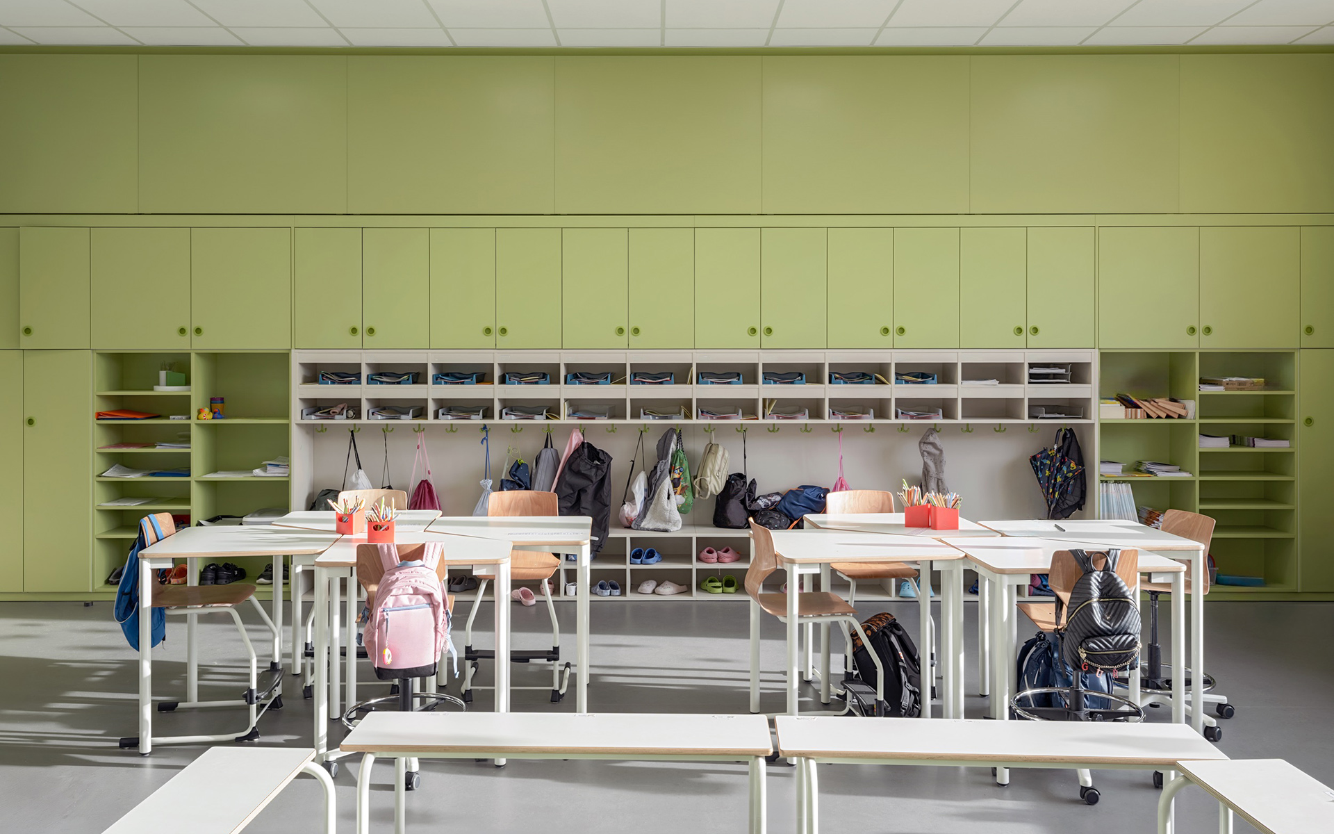 baukind | Phorms Schule Berlin – Workspace Stehtische
