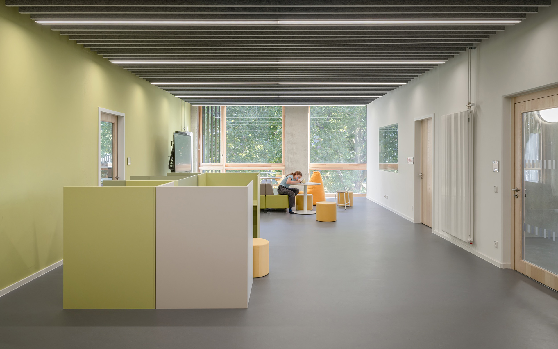 baukind | Phorms Schule Berlin – Workspace Stehtische