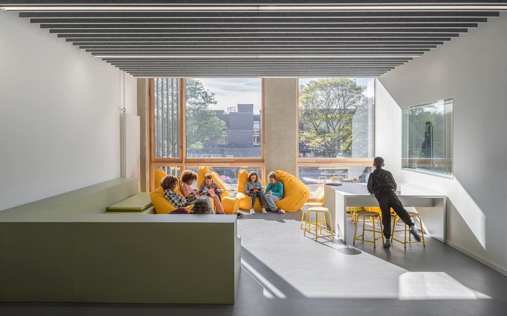 baukind | Phorms Schule Berlin – Workspace Stehtische