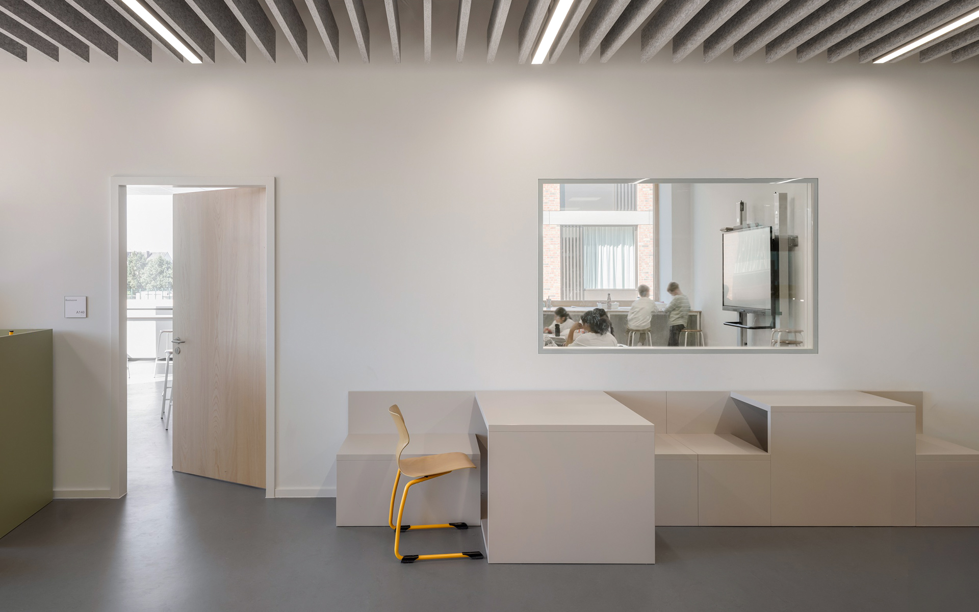 baukind | Phorms Schule Berlin – Workspace Stehtische