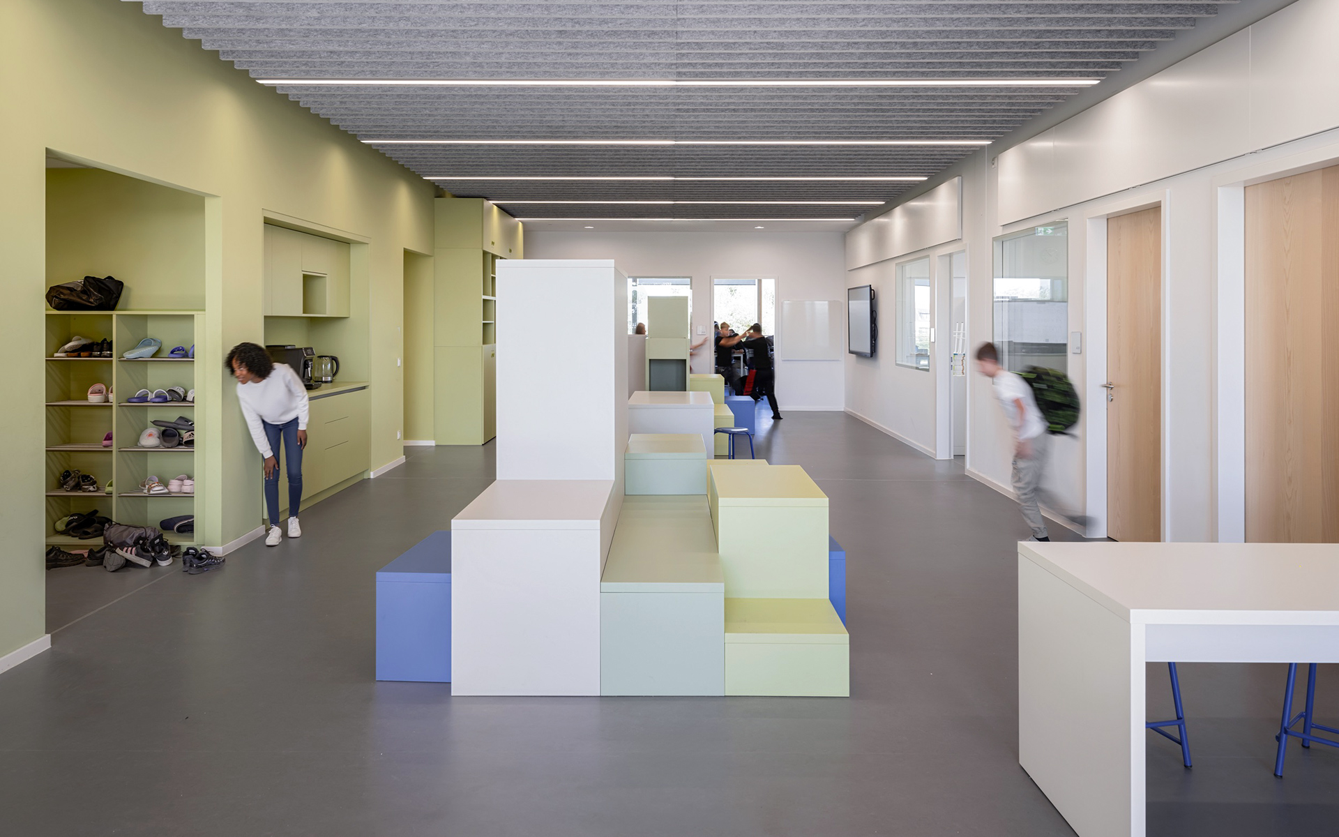 baukind | Phorms Schule Berlin – Workspace Stehtische