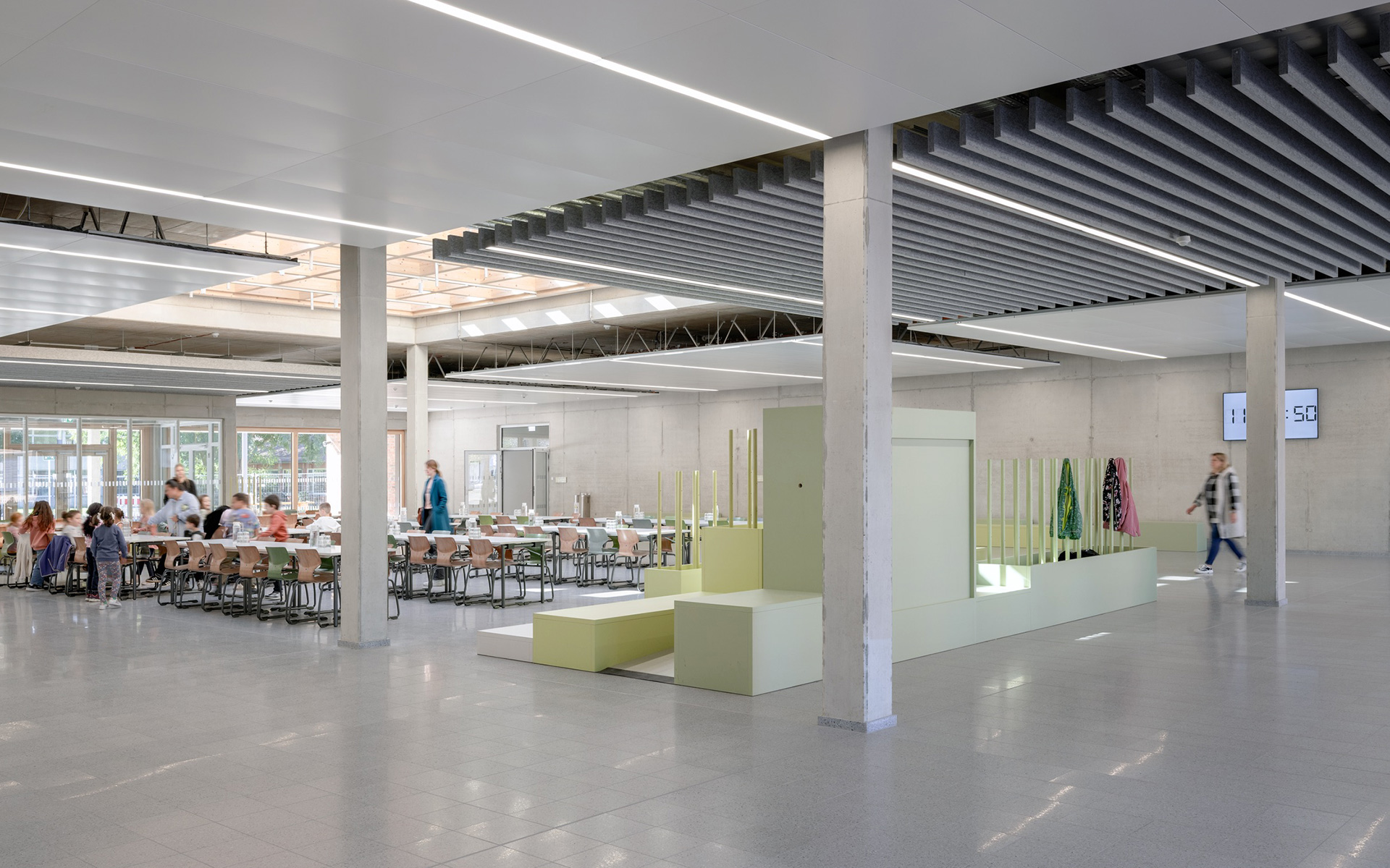 baukind | Phorms Schule Berlin – Workspace Stehtische