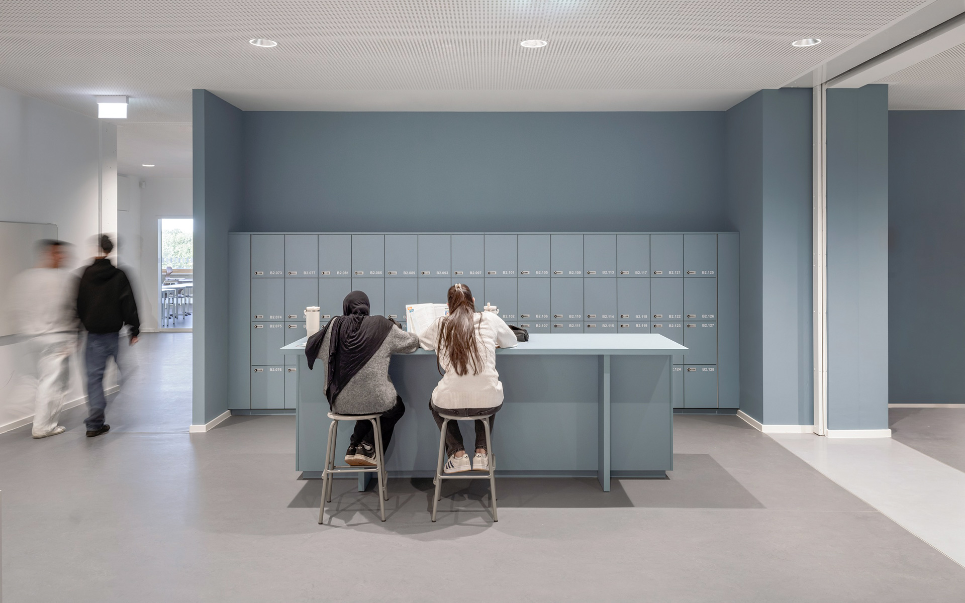 baukind | Phorms Schule Berlin – Workspace Stehtische