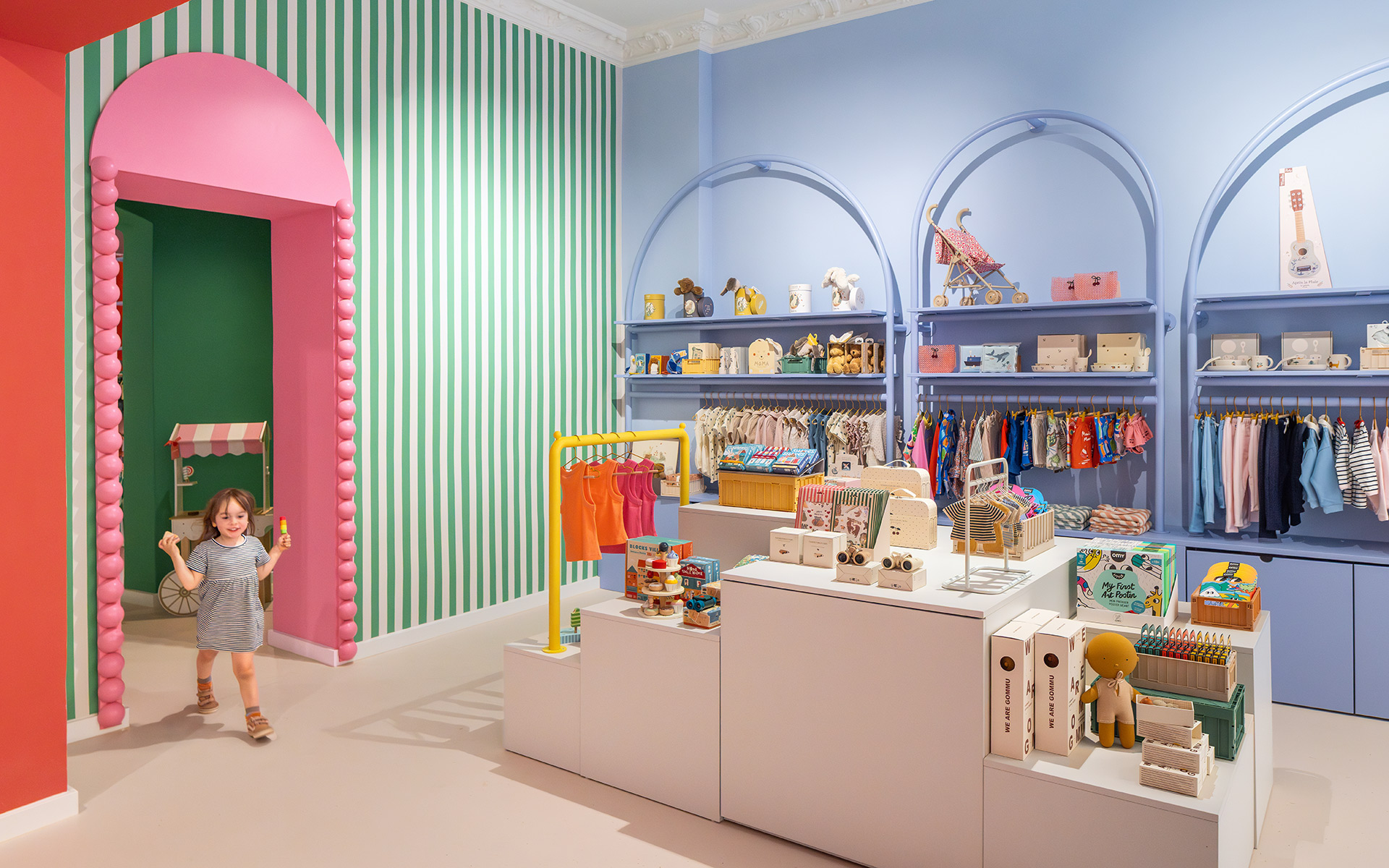 baukind | Phorms Schule Berlin – Workspace Stehtische
