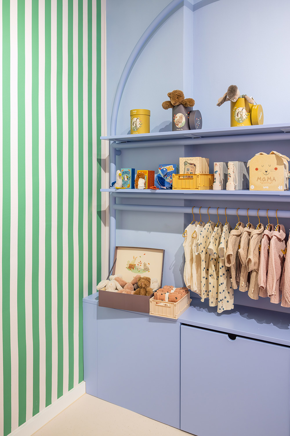 baukind | Phorms Schule Berlin – Workspace Stehtische