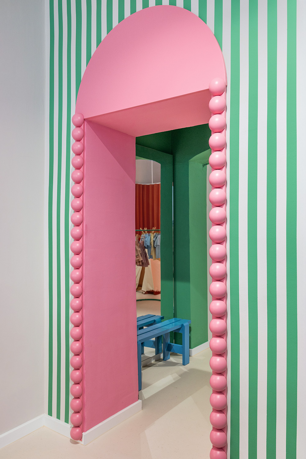 baukind | Phorms Schule Berlin – Workspace Stehtische