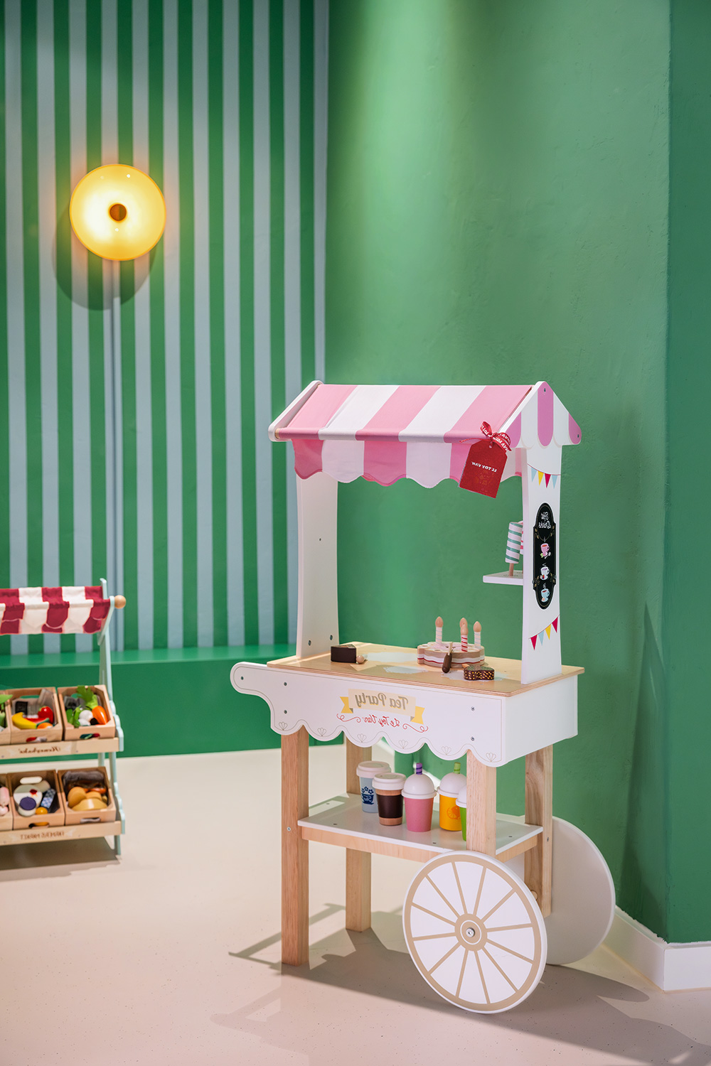 baukind | Phorms Schule Berlin – Workspace Stehtische