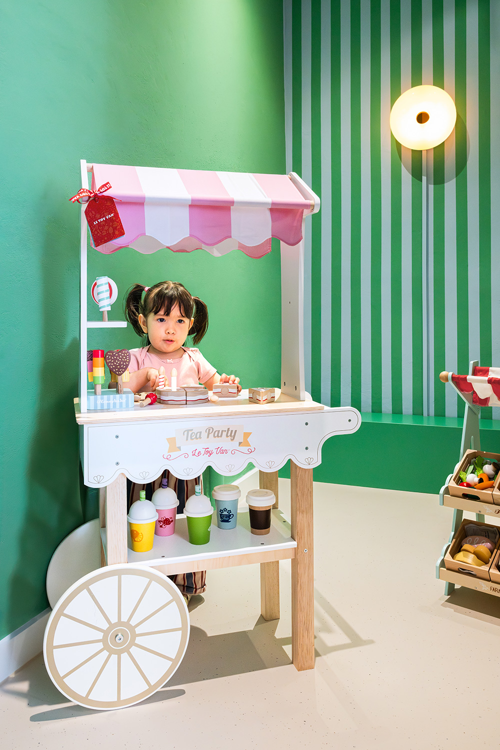 baukind | Phorms Schule Berlin – Workspace Stehtische