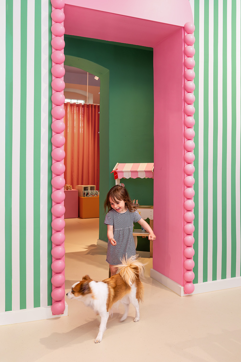 baukind | Phorms Schule Berlin – Workspace Stehtische