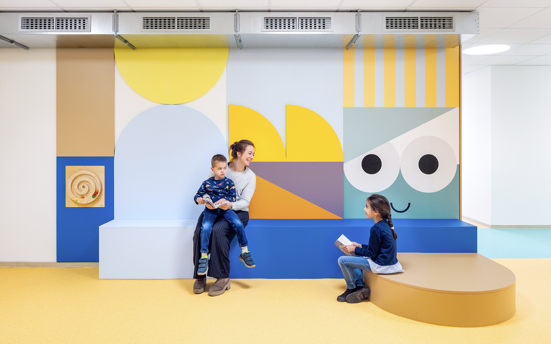 baukind | Phorms Schule Berlin – Workspace Stehtische