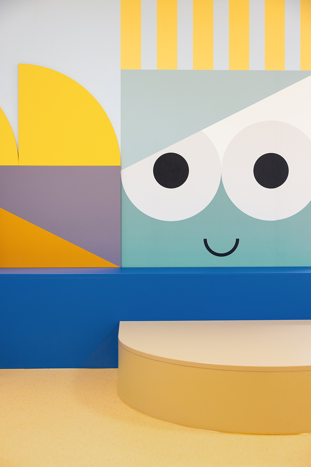 baukind | Phorms Schule Berlin – Workspace Stehtische