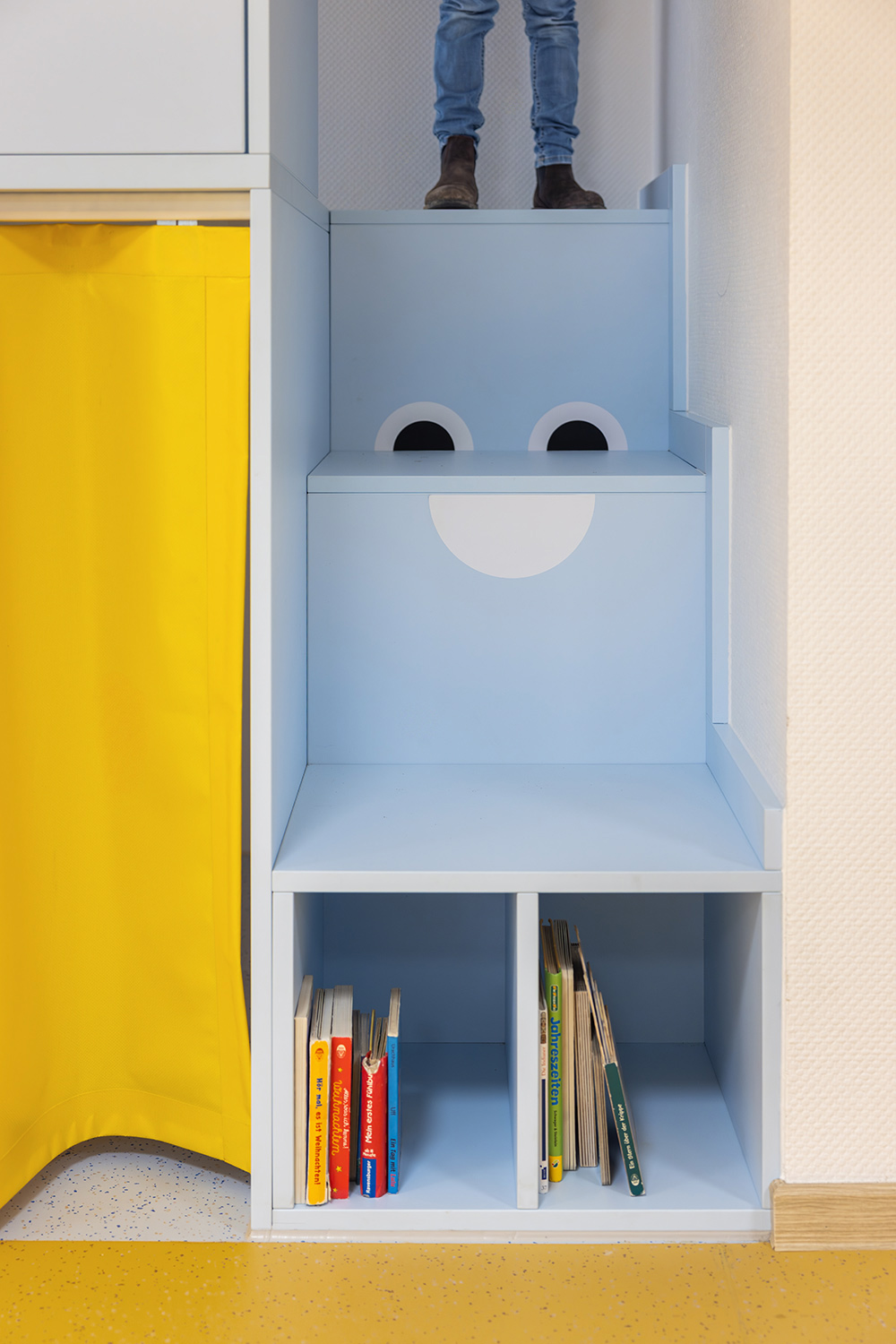 baukind | Phorms Schule Berlin – Workspace Stehtische