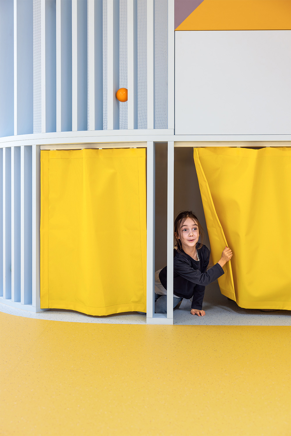 baukind | Phorms Schule Berlin – Workspace Stehtische