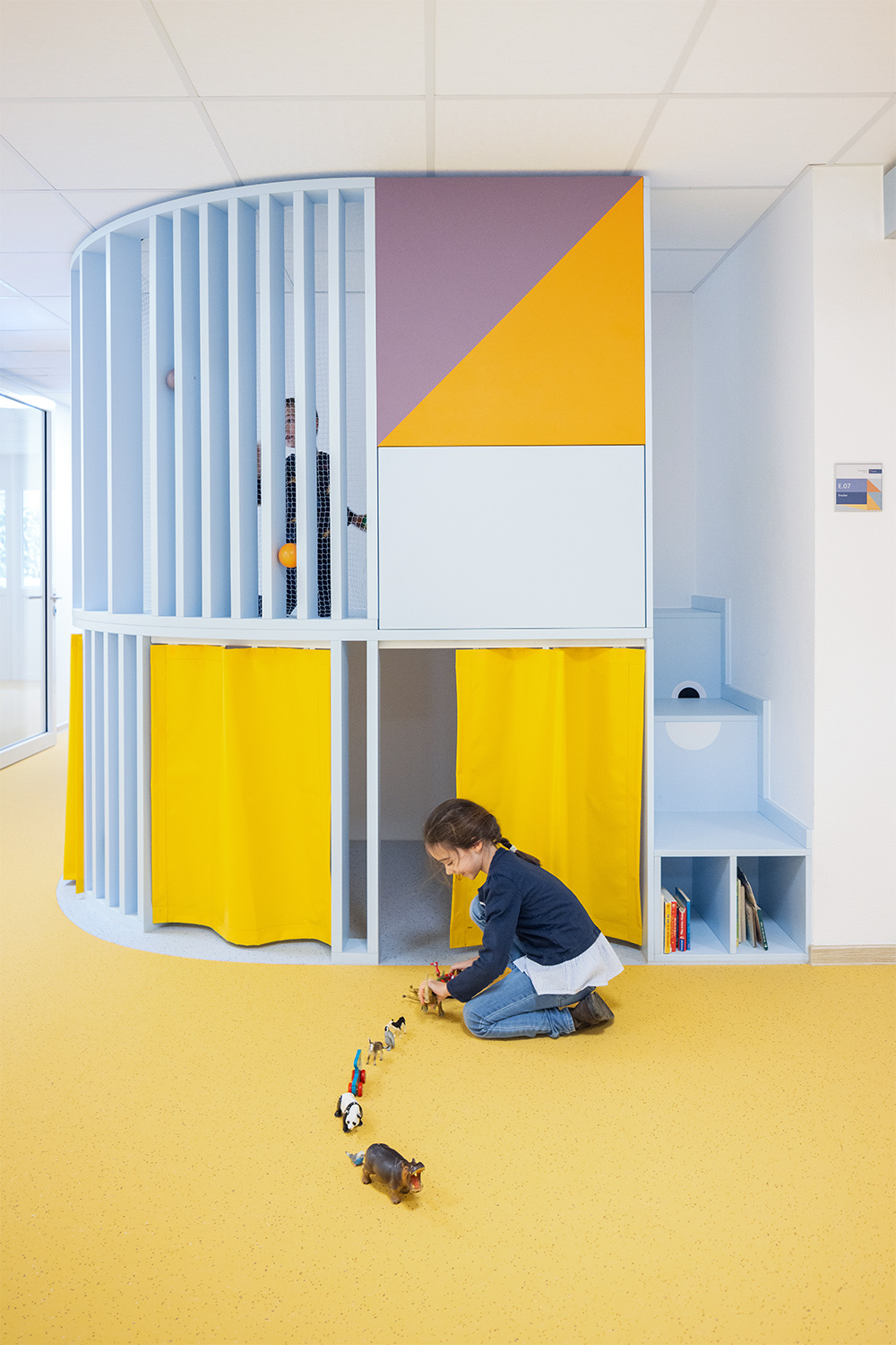 baukind | Phorms Schule Berlin – Workspace Stehtische