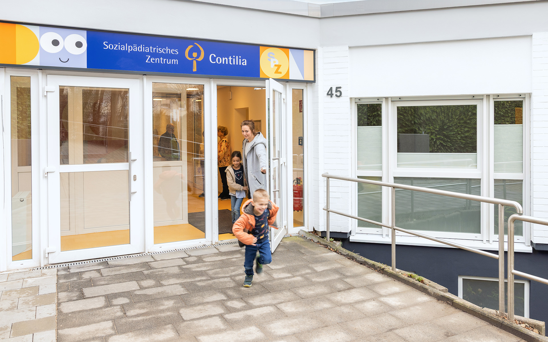 baukind | Phorms Schule Berlin – Workspace Stehtische