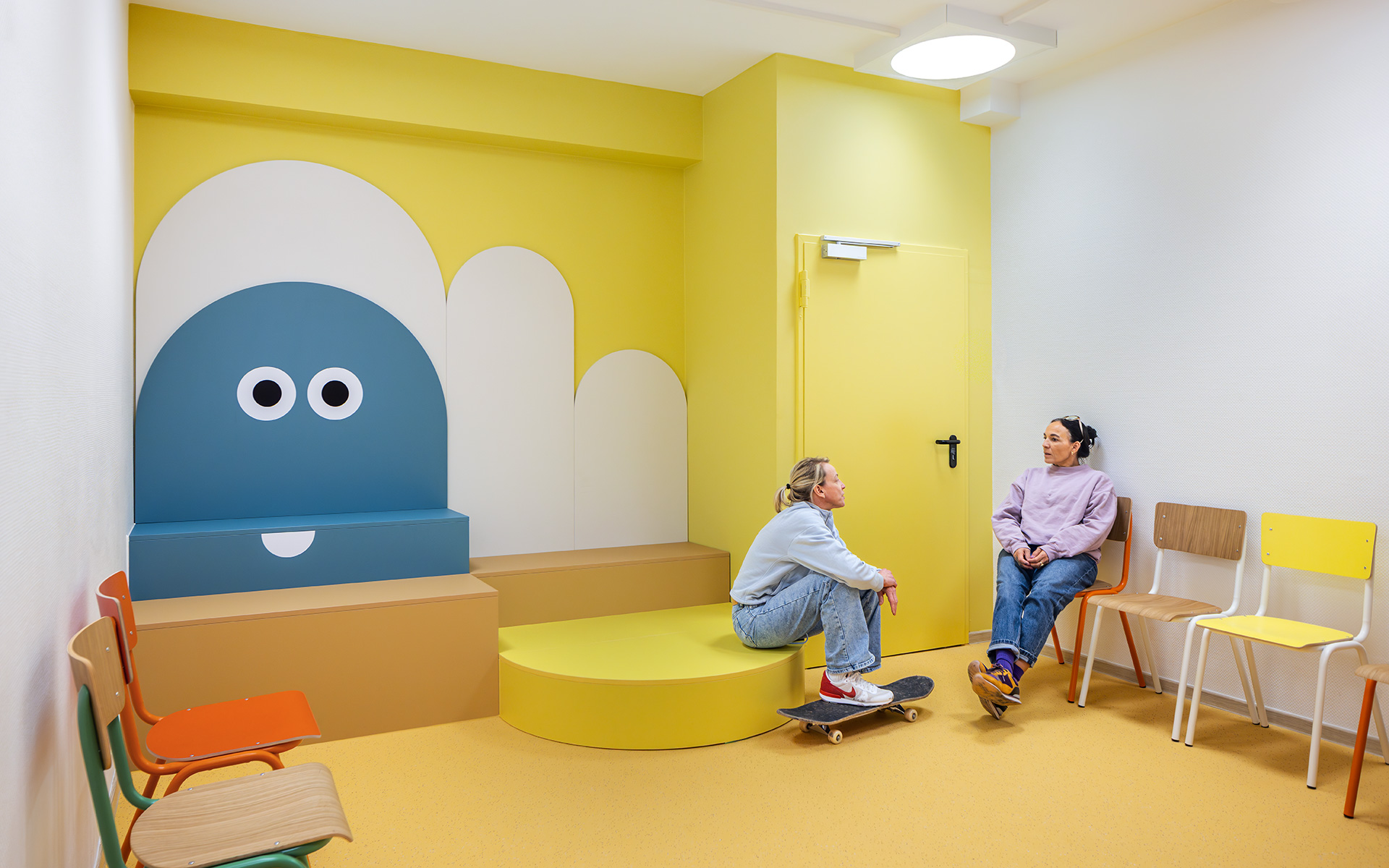 baukind | Phorms Schule Berlin – Workspace Stehtische