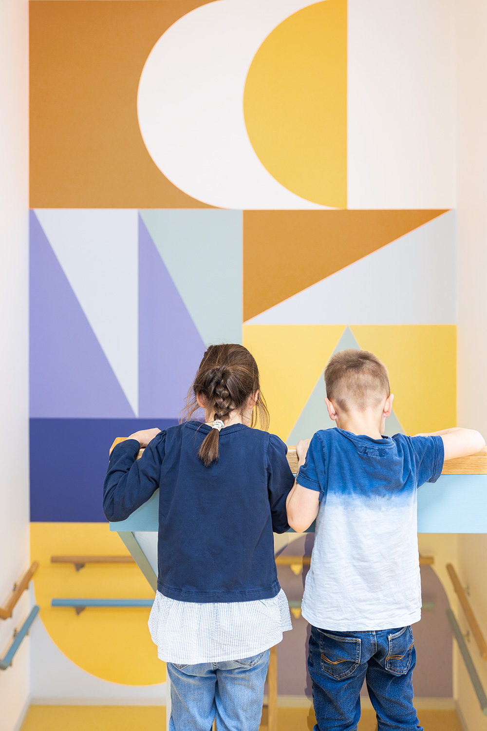 baukind | Phorms Schule Berlin – Workspace Stehtische