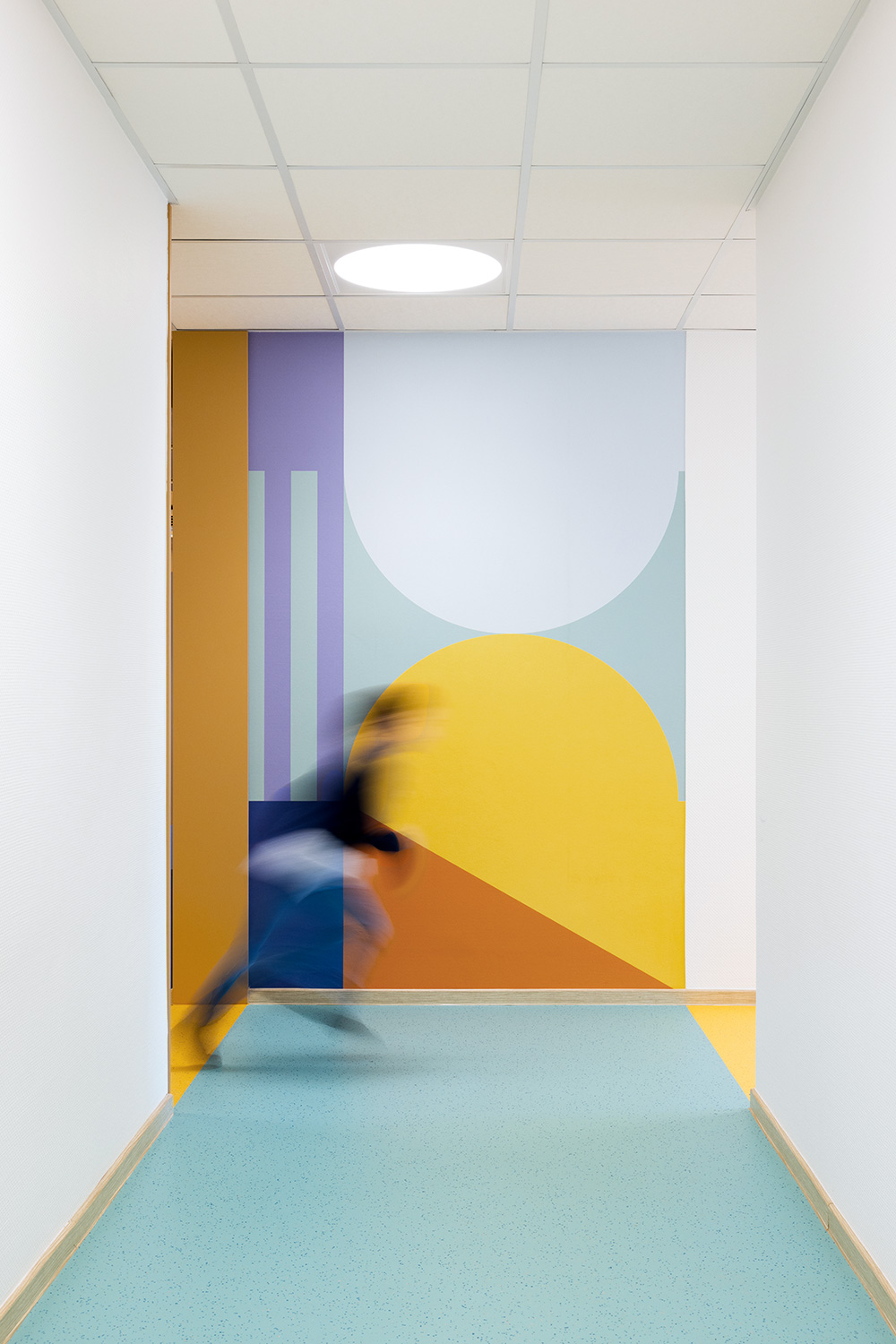 baukind | Phorms Schule Berlin – Workspace Stehtische
