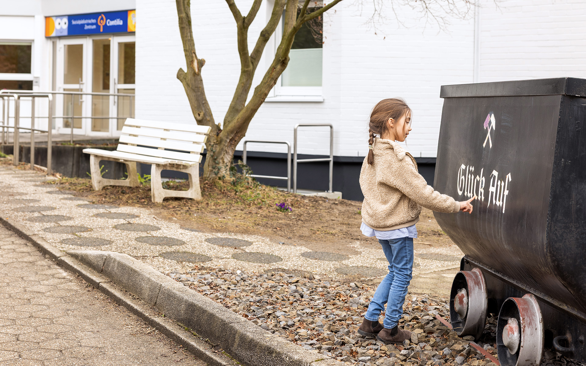 baukind | Phorms Schule Berlin – Workspace Stehtische