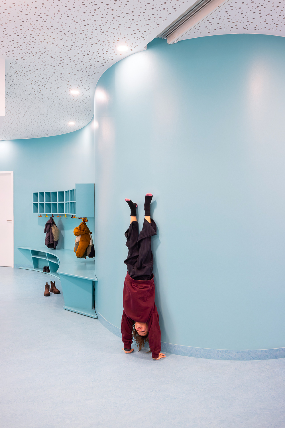 baukind | Phorms Schule Berlin – Workspace Stehtische