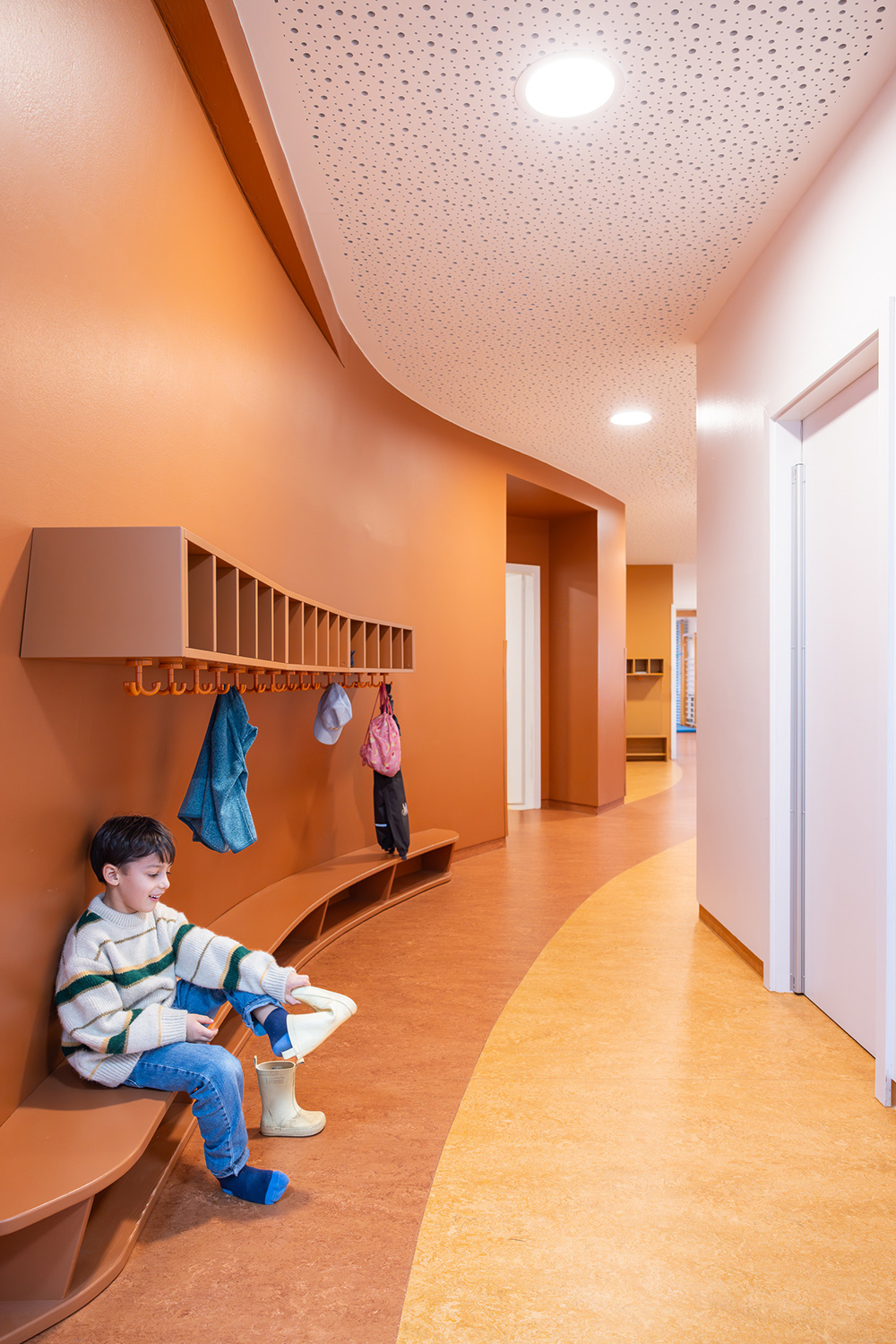 baukind | Phorms Schule Berlin – Workspace Stehtische