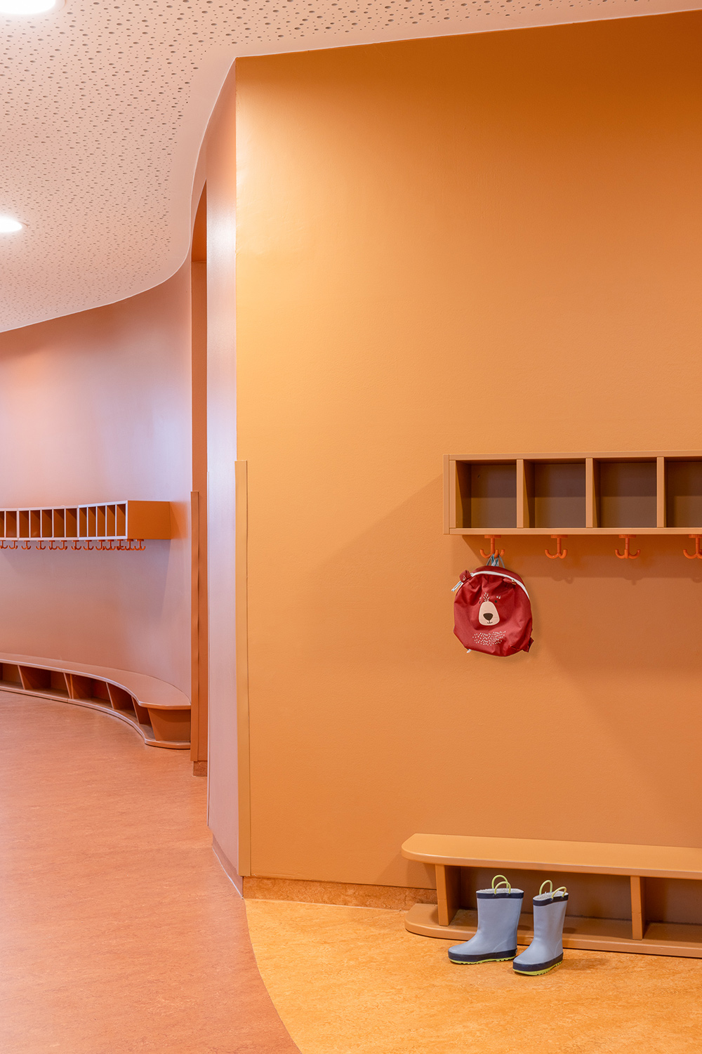 baukind | Phorms Schule Berlin – Workspace Stehtische