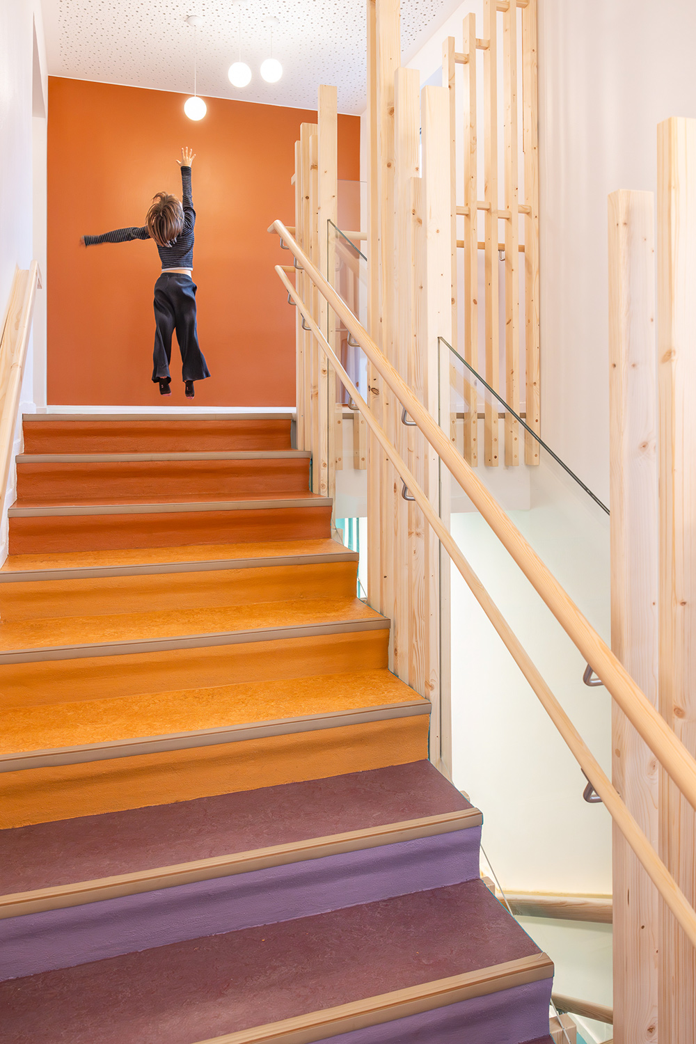 baukind | Phorms Schule Berlin – Workspace Stehtische