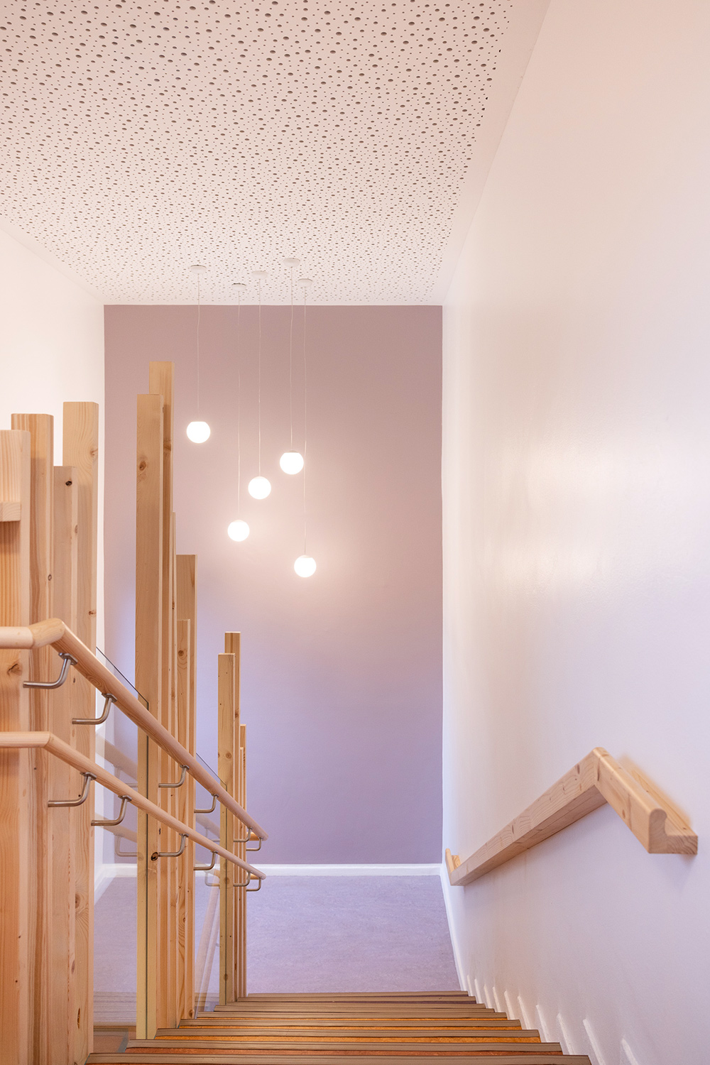 baukind | Phorms Schule Berlin – Workspace Stehtische