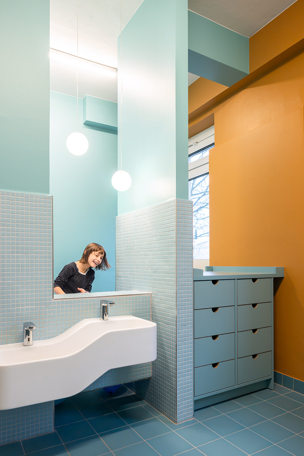 baukind | Phorms Schule Berlin – Workspace Stehtische