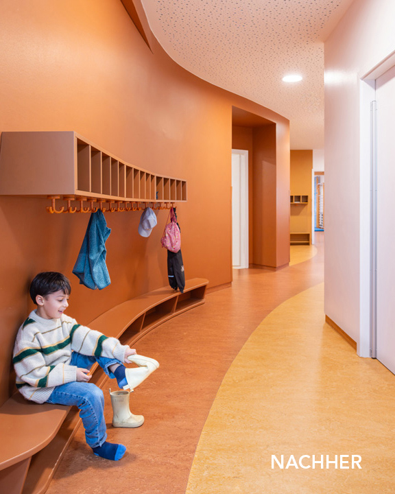 baukind | Phorms Schule Berlin – Workspace Stehtische