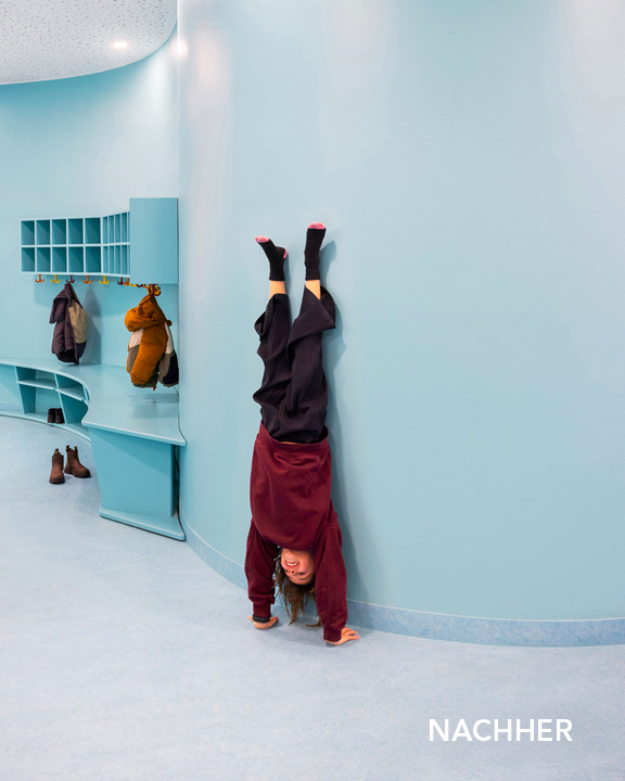 baukind | Phorms Schule Berlin – Workspace Stehtische